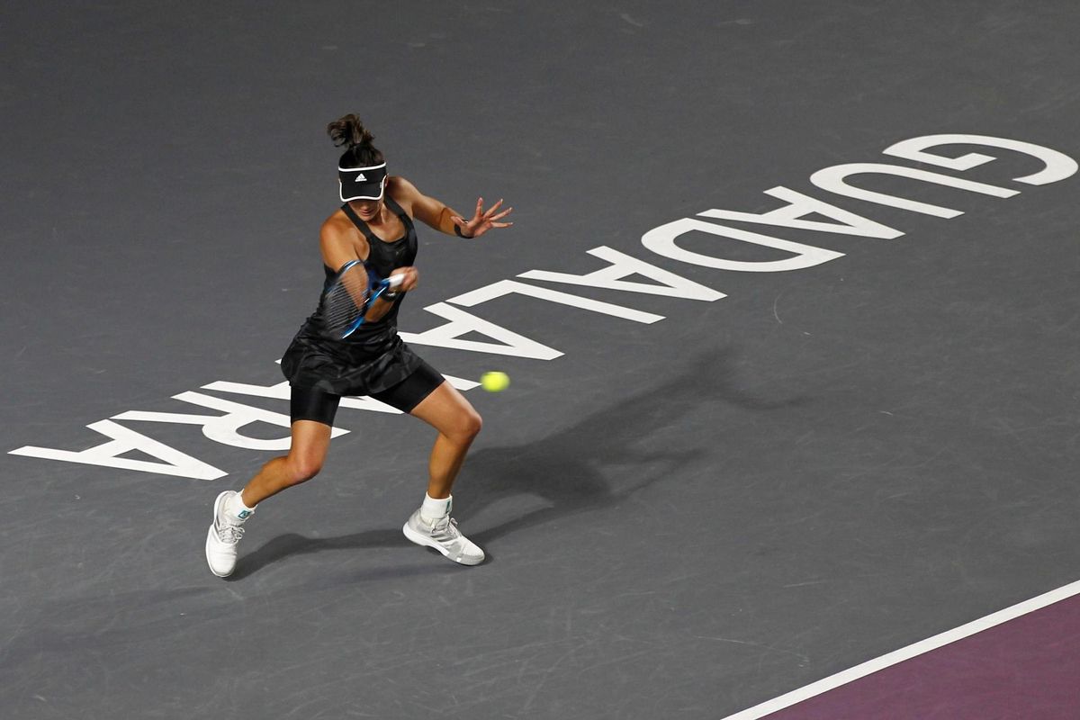 La española Garbiñe Muguruza celebra con el trofeo de campeona del torneo de la Akron WTA Finals hoy, en Guadalajara (México). EFE/Francisco Guasco La española Garbiñe Muguruza celebra con el trofeo de campeona del torneo de la Akron WTA Finals hoy, en Guadalajara (México). EFE/Francisco Guasco