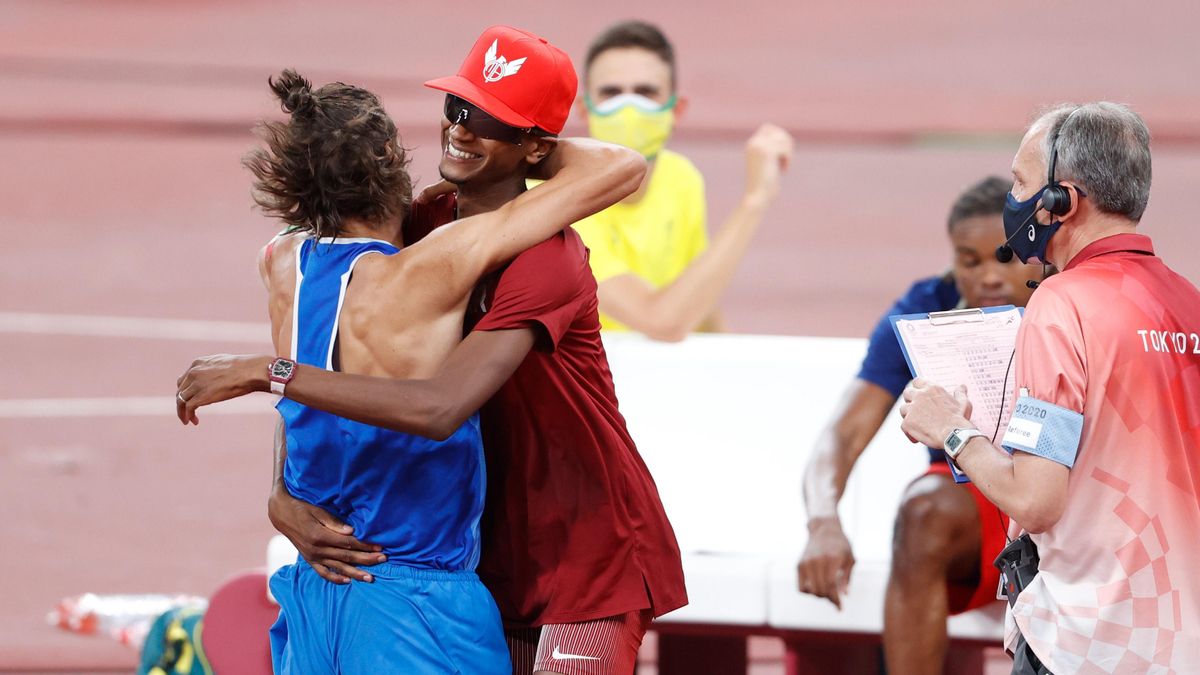 Tamberi abraza a Barshim tras sellar el pacto para compartir el oro. Tamberi abraza a Barshim tras sellar el pacto para compartir el oro.