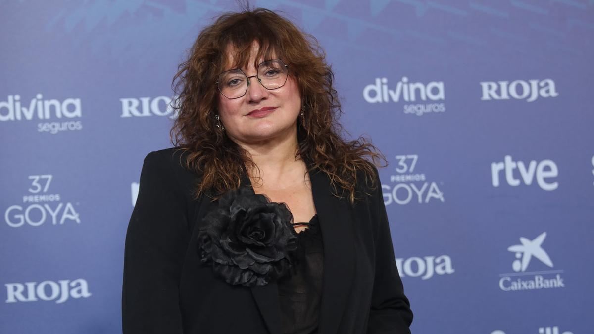 Isabel Coixet denuncia amb la seva jaqueta la mort de la jove iraniana Mahsa Amini per no portar el vel Isabel Coixet denuncia amb la seva jaqueta la mort de la jove iraniana Mahsa Amini per no portar el vel