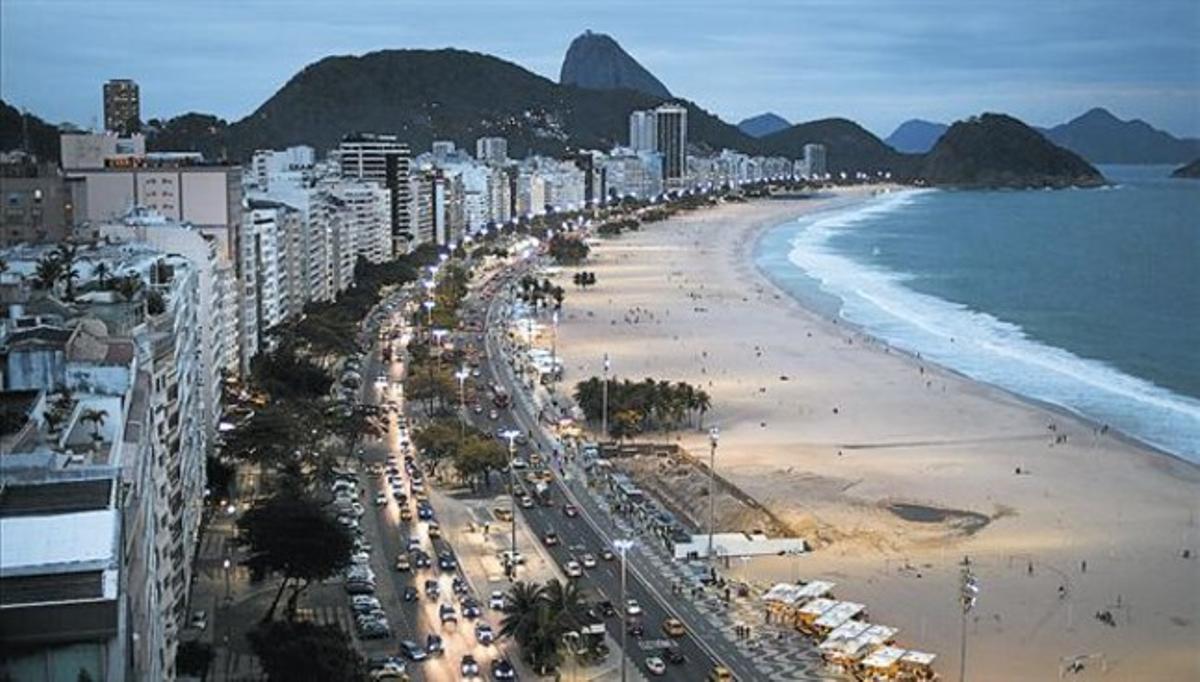 Lujo carioca 8 Panorámica de los hoteles y apartamentos de la primera línea de mar de Copacabana.