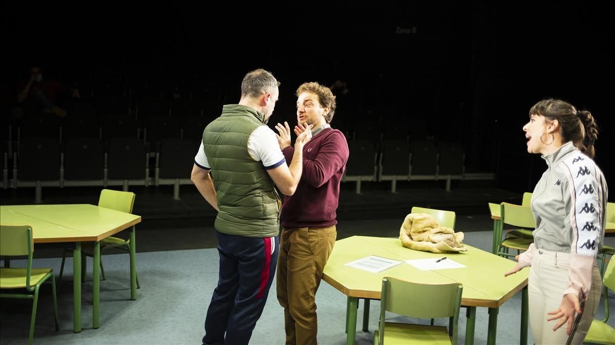 Brian (Pau Roca) se encara con el profesor McCafferty (Pol López) ante la queja de Sarah (Carlota Olcina), en una escena de ’Classe’, actualmente en La Villarroel. Brian (Pau Roca) se encara con el profesor McCafferty (Pol López) ante la queja de Sarah (Carlota Olcina), en una escena de ’Classe’, actualmente en La Villarroel.