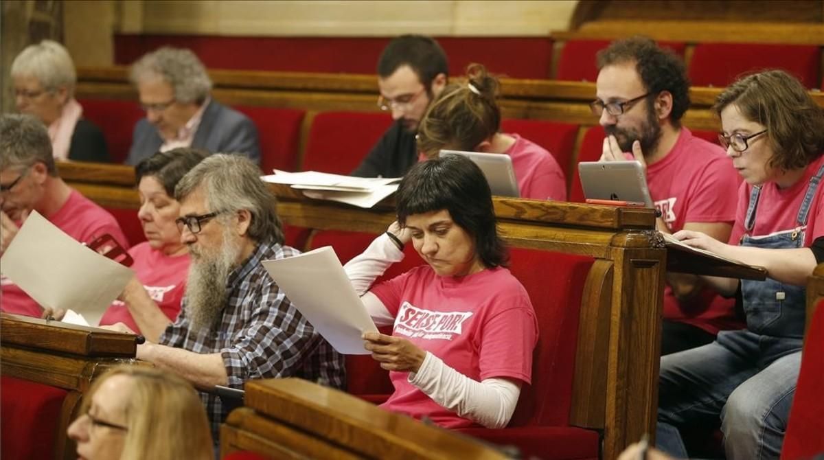 Los diputados de la CUP, en el Pleno del Parlament. Los diputados de la CUP, en el Pleno del Parlament.