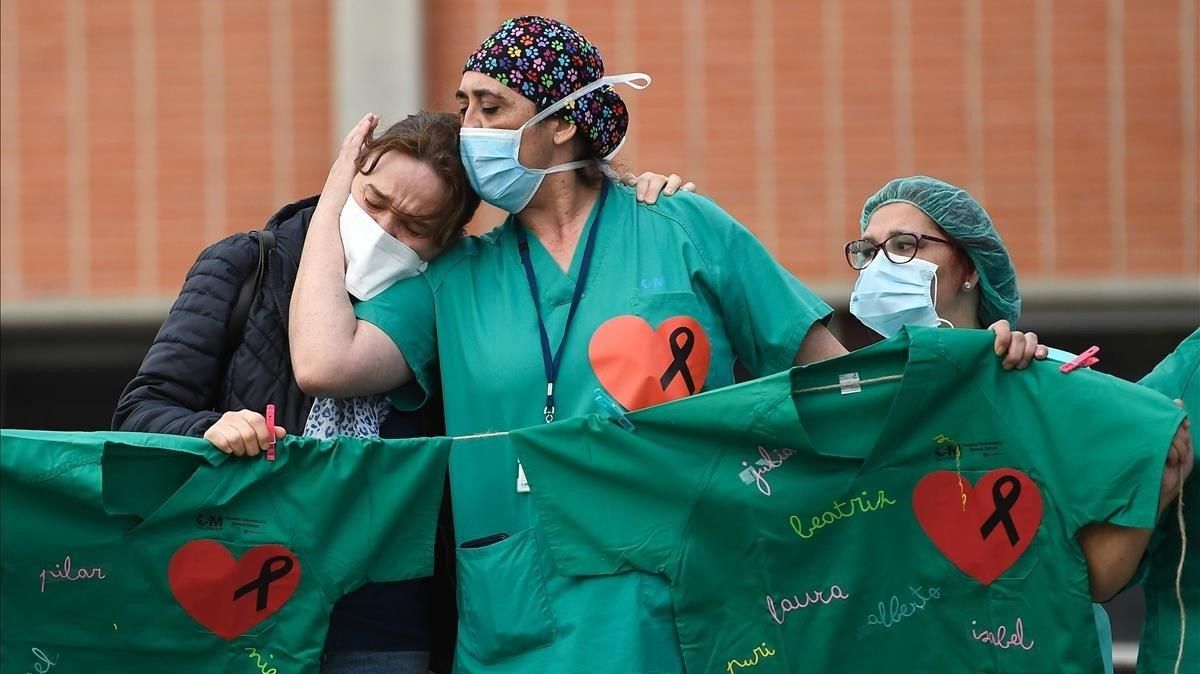 Sanitarias lloran la muerte de un compañero por coronavirus en el Hospital Severo Ochoa de Leganés Sanitarias lloran la muerte de un compañero por coronavirus en el Hospital Severo Ochoa de Leganés