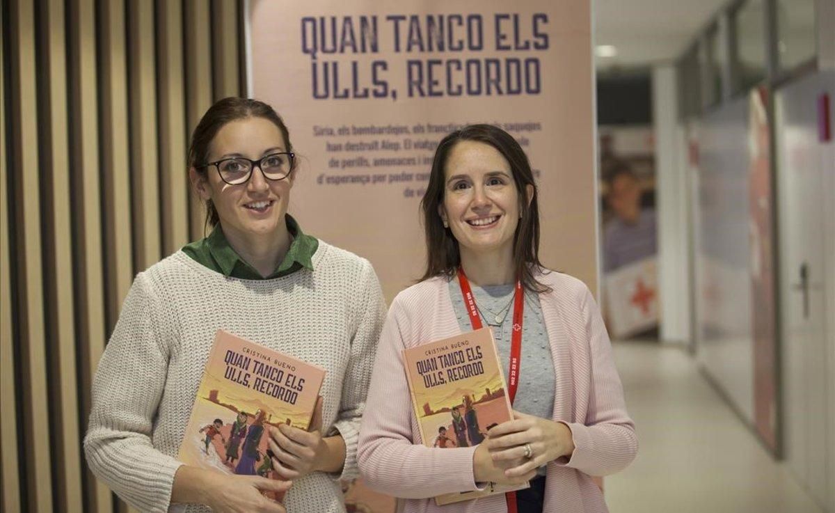 Cristina Bueno (izquierda) y Alexandra Gabarró, en la sede barcelonesa de Creu Roja. Cristina Bueno (izquierda) y Alexandra Gabarró, en la sede barcelonesa de Creu Roja.