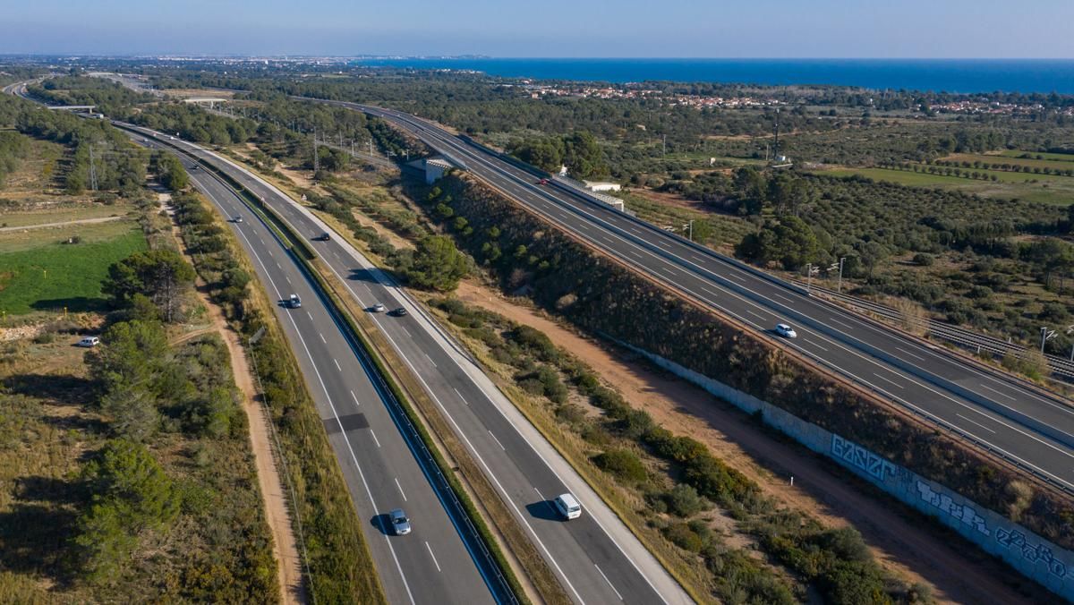 La autopista AP-7, a la altura de l’Hospitalet de l’Infant. La autopista AP-7, a la altura de l’Hospitalet de l’Infant.