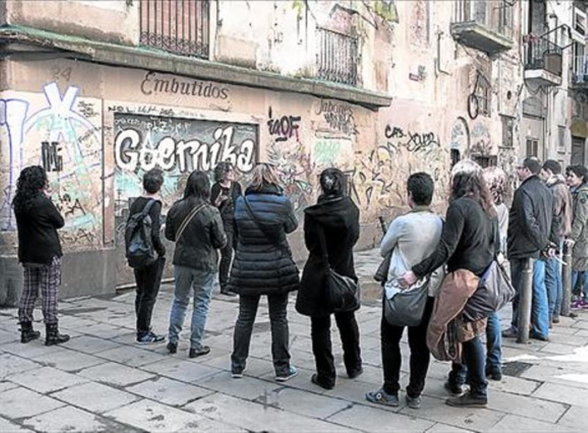El grupo se detiene en la calle de Lancaster, donde había un cabaret. El grupo se detiene en la calle de Lancaster, donde había un cabaret.
