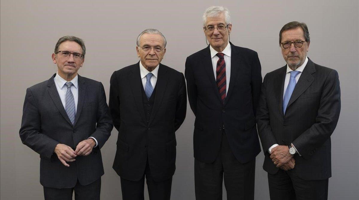 De izquierda a derecha, Giró, Fainbé, el vicepresidente, Juan José López Burniol; y Antonio Vila.