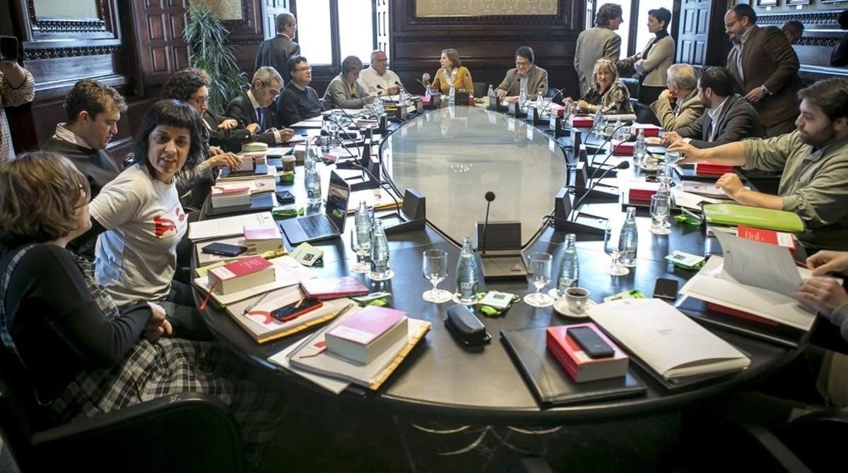 Junta de Portavoces del Parlament, con las ’cuperas’ Eulàlia Reguant y Anna Gabriel las primeras por la izquierda. Junta de Portavoces del Parlament, con las ’cuperas’ Eulàlia Reguant y Anna Gabriel las primeras por la izquierda.