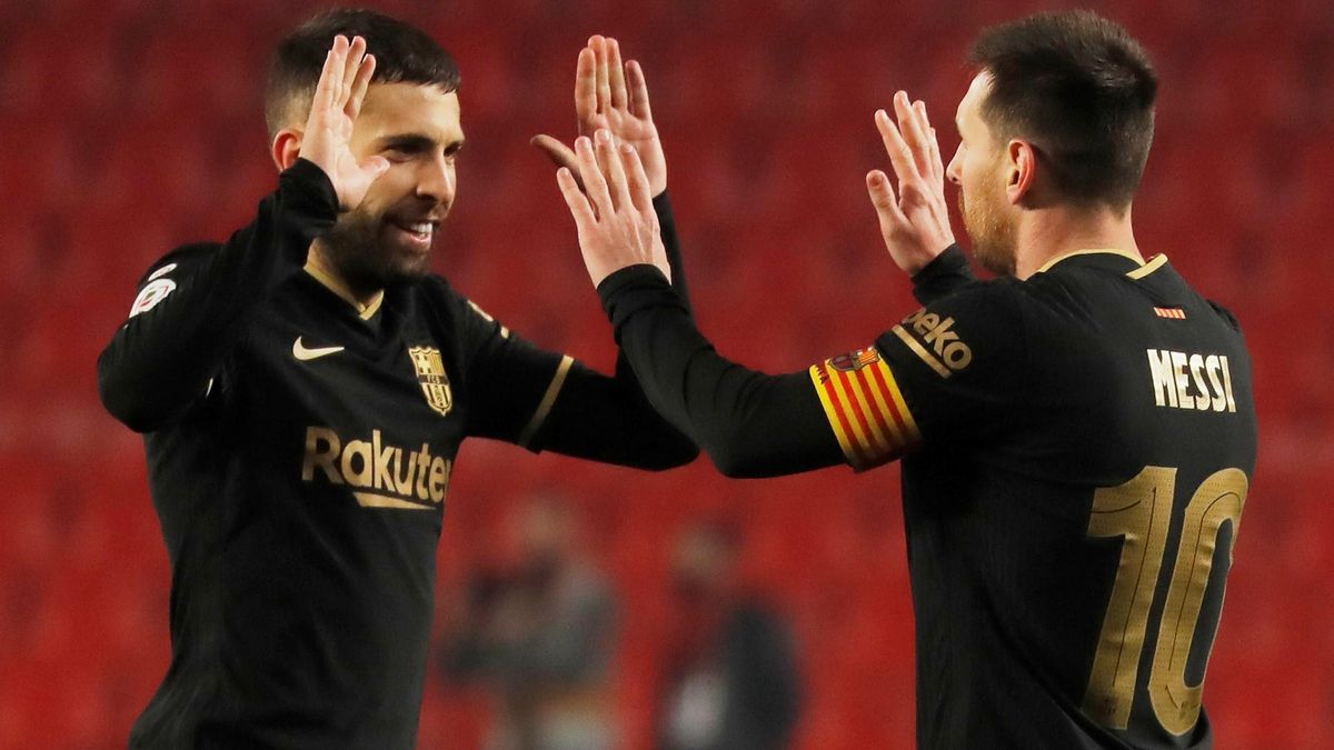 Alba y Messi celebran un gol en Granada. Alba y Messi celebran un gol en Granada.