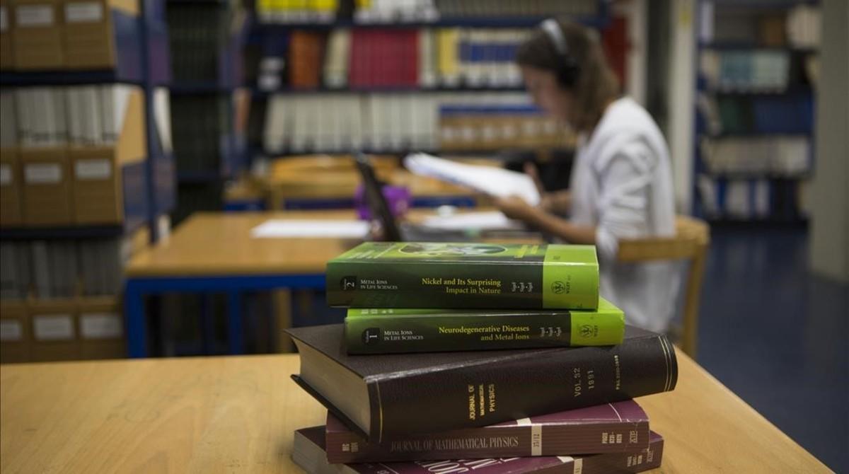 Libros en inglés en la biblioteca de la facultad de Física de la Universitat de Barcelona. Libros en inglés en la biblioteca de la facultad de Física de la Universitat de Barcelona.