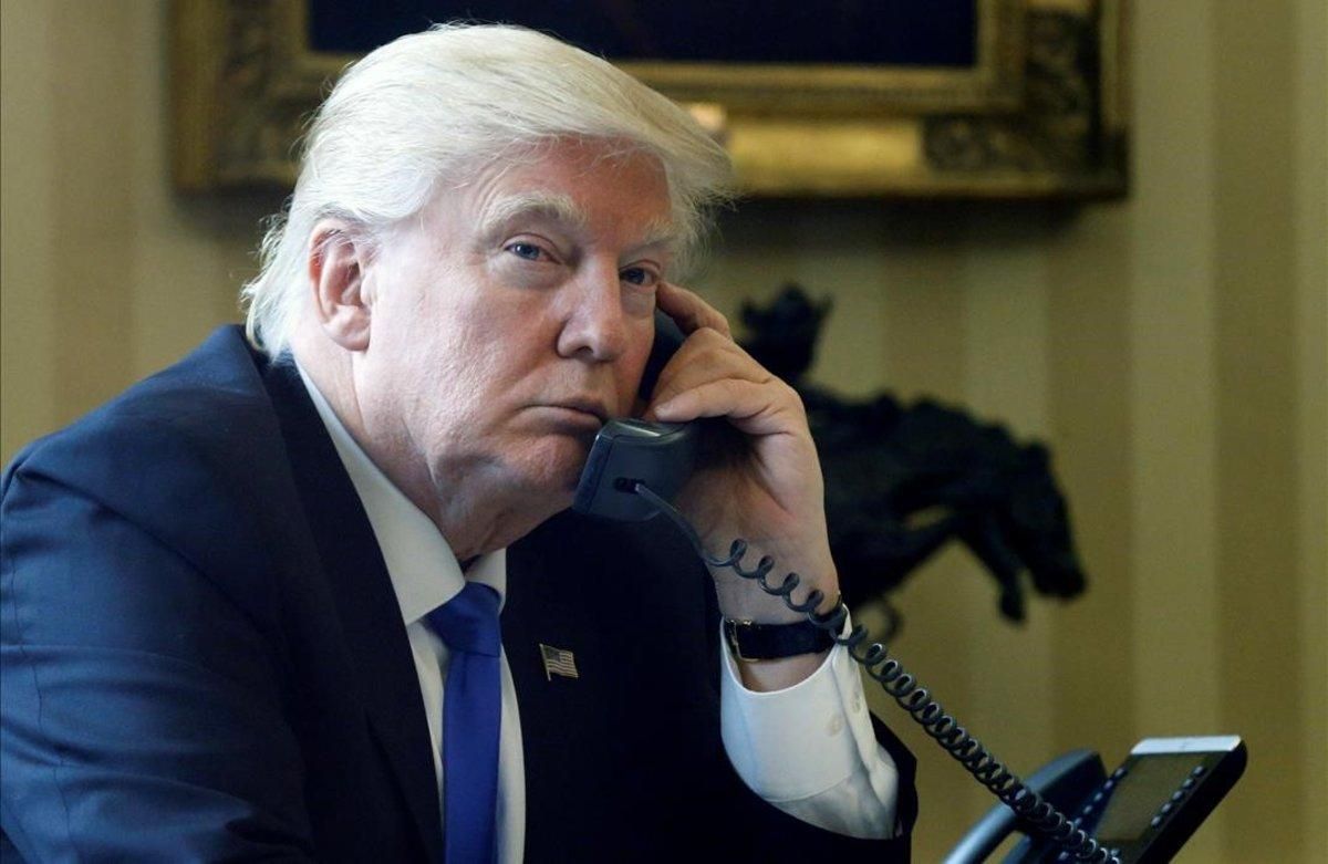 Trump, durante una conversación telefónica desde el Despacho Oval. Trump, durante una conversación telefónica desde el Despacho Oval.