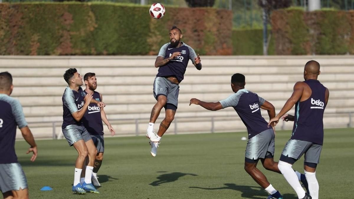 Vidal cabecea un balón en el entrenamiento de este sábado del Barça. Vidal cabecea un balón en el entrenamiento de este sábado del Barça.