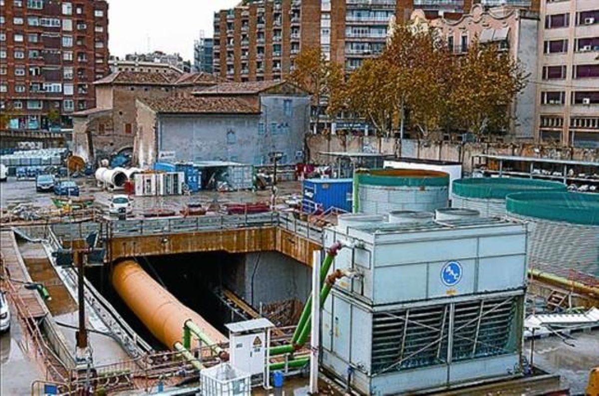 La Torre del Fang, tras el pozo de entrada del túnel del AVE, ayer. La Torre del Fang, tras el pozo de entrada del túnel del AVE, ayer.