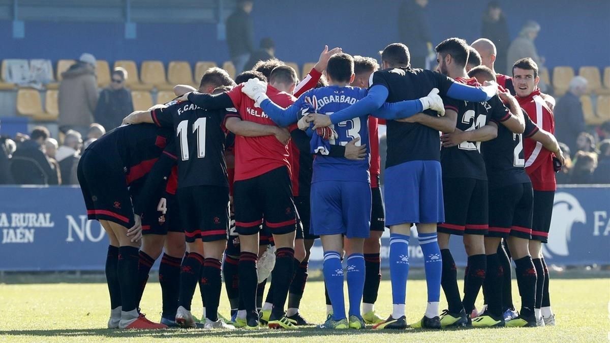 La ’melé’ de futbolistas del Reus antes de enfrentarse y ganar 0-1 al líder, el Alcorcón. La ’melé’ de futbolistas del Reus antes de enfrentarse y ganar 0-1 al líder, el Alcorcón.