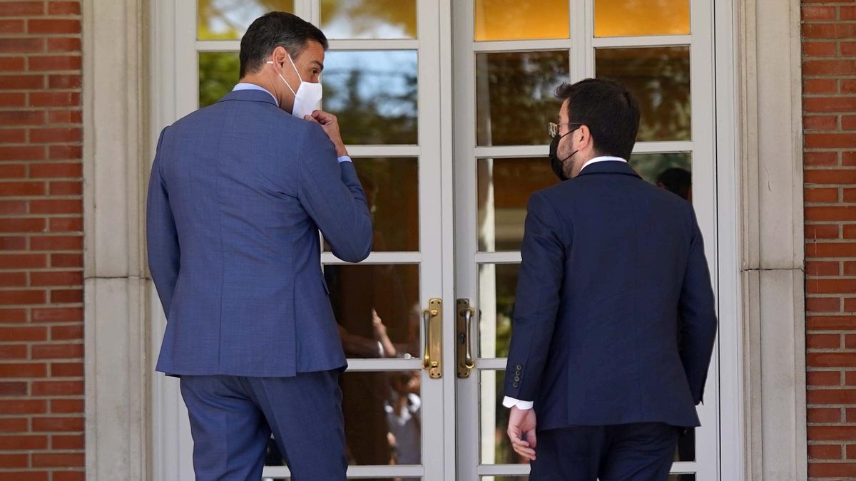 El presidente del Gobierno, Pedro Sánchez, y el ’president’, Pere Aragonès, se dirigen a su reunión en la Moncloa el 29 de junio. El presidente del Gobierno, Pedro Sánchez, y el ’president’, Pere Aragonès, se dirigen a su reunión en la Moncloa el 29 de junio.