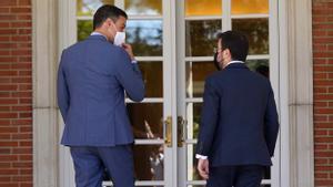 El presidente del Gobierno, Pedro Sánchez, y el ’president’, Pere Aragonès, se dirigen a su reunión en la Moncloa el 29 de junio.