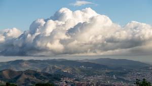 Nubes de desarrollo sobre Barcelona.
