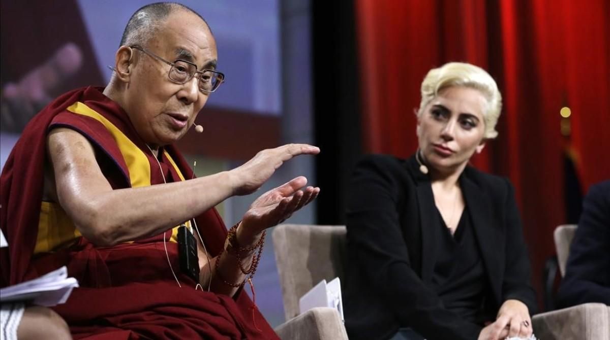 Lady Gaga se ha reunido con el Dalai Lama, con motivo de la Conferencia de Alcaldes en Indianápolis (Estados Unidos). Lady Gaga se ha reunido con el Dalai Lama, con motivo de la Conferencia de Alcaldes en Indianápolis (Estados Unidos).