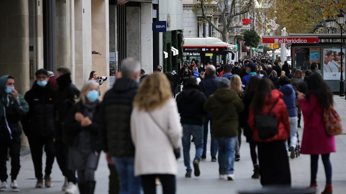 Gente de compras en el Paseo de Gràcia de Barcelona. Gente de compras en el Paseo de Gràcia de Barcelona.