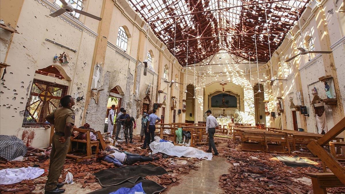 Interior de la iglesia de San Sebastián en Colombo, Sri Lanka,  tras la explosión.