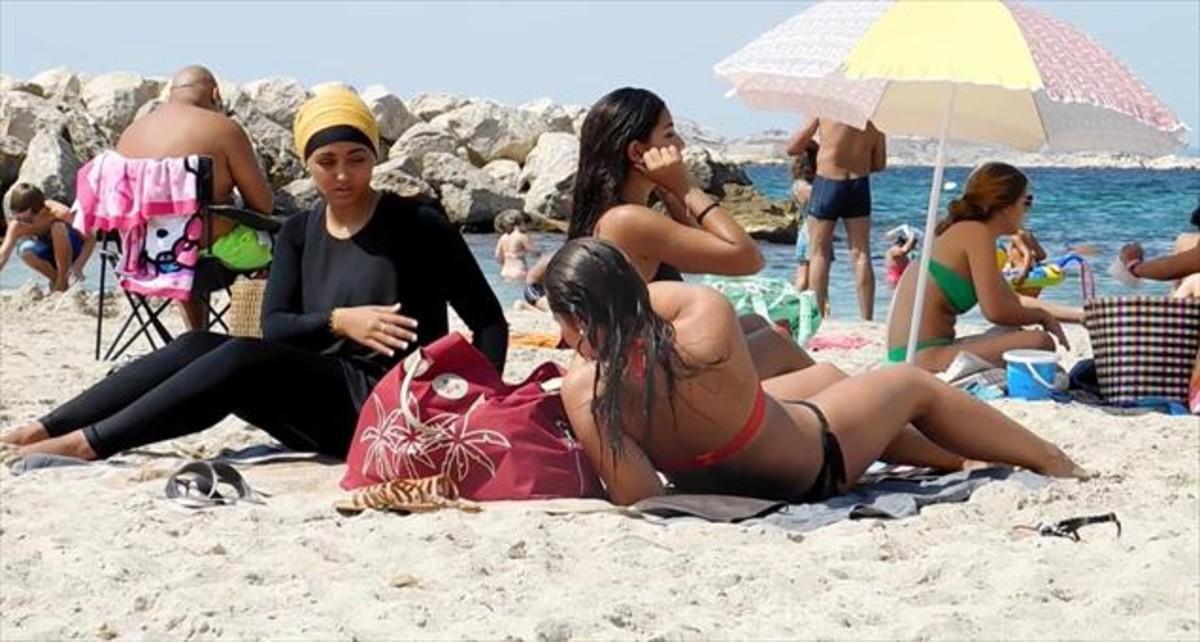 Una joven con ’burkini’ en una playa de Marsella, esta semana.