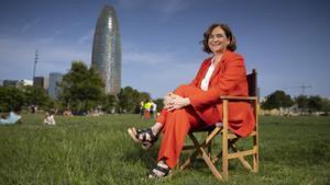 Ada Colau, alcaldesa de Barcelona, posa durante la sesión fotográfica en la Clariana de las Glòries.