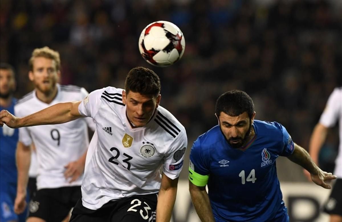 Mario Gómez, autor del tercer gol alemán, cabecea con la oposición de Sadygov. Mario Gómez, autor del tercer gol alemán, cabecea con la oposición de Sadygov.