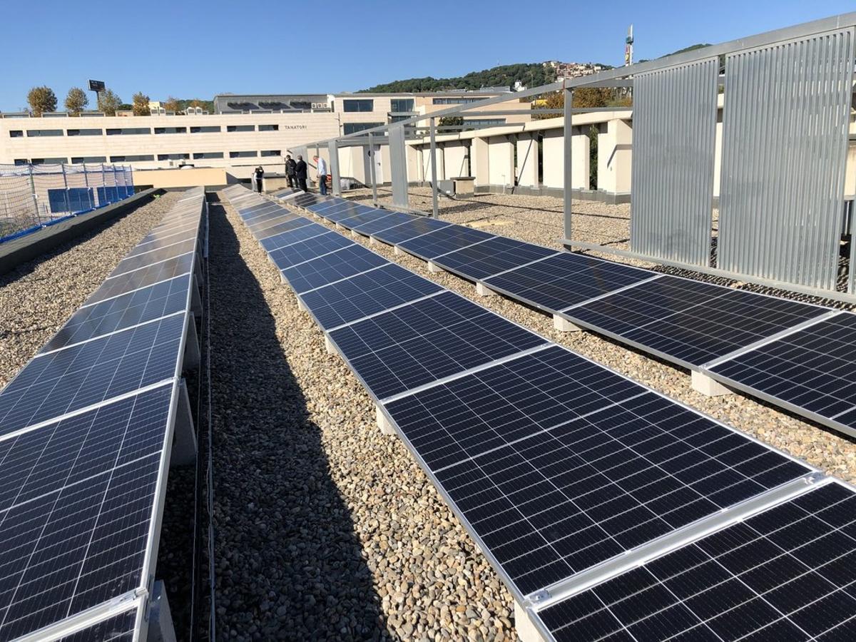 Placas fotovoltaicas en la cubierta de la Escola Marta Mata de Mataró. Placas fotovoltaicas en la cubierta de la Escola Marta Mata de Mataró.