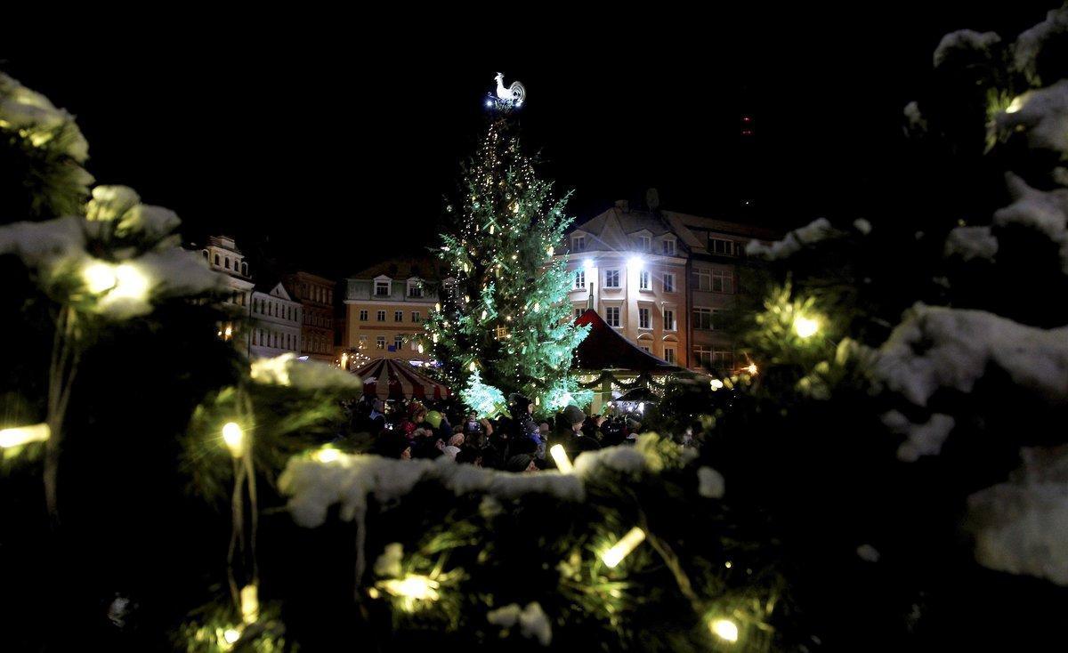  Las calles de Riga se preparan para la Navidad en medio de una crisis por la recogida de basuras