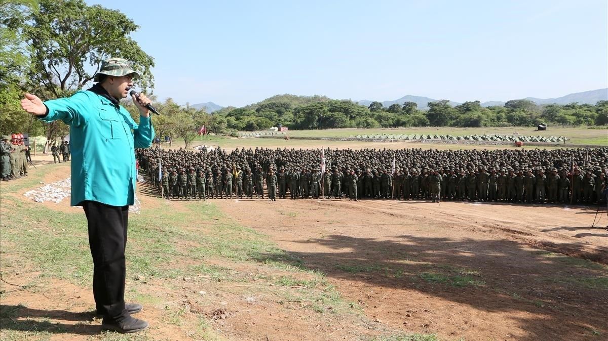 Imagen ofrecida por la Presidencia de Venezuela del presidente Nicolás Maduro dirigiéndose a los cadetes militares de la base de El Pao. Imagen ofrecida por la Presidencia de Venezuela del presidente Nicolás Maduro dirigiéndose a los cadetes militares de la base de El Pao.