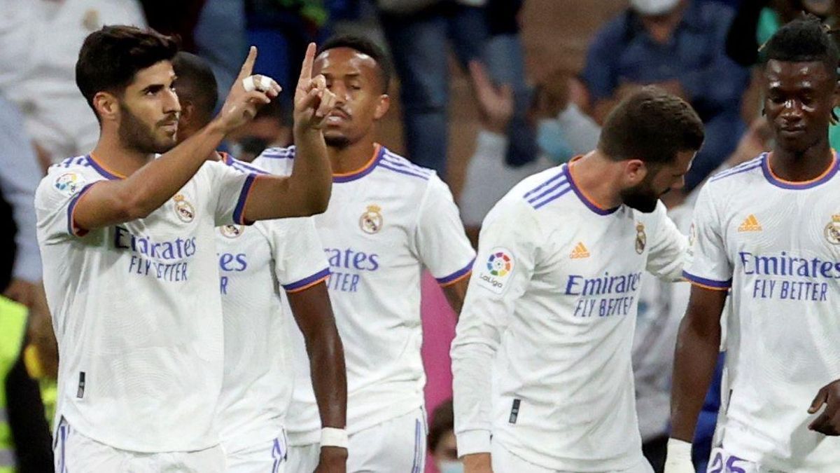 El centrocampista del Real Madrid Marco Asensio celebra con sus compañeros tras marcar ante el Mallorca. El centrocampista del Real Madrid Marco Asensio celebra con sus compañeros tras marcar ante el Mallorca.