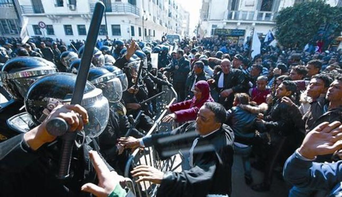 Protestas ante la sede del Ministerio del Interior, ayer en Túnez. Protestas ante la sede del Ministerio del Interior, ayer en Túnez.