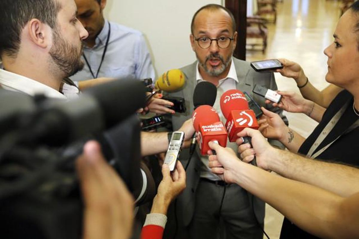 El diputado Carles Campuzano, rodeado de periodistas, en el Congreso, en septiembre pasado. El diputado Carles Campuzano, rodeado de periodistas, en el Congreso, en septiembre pasado.