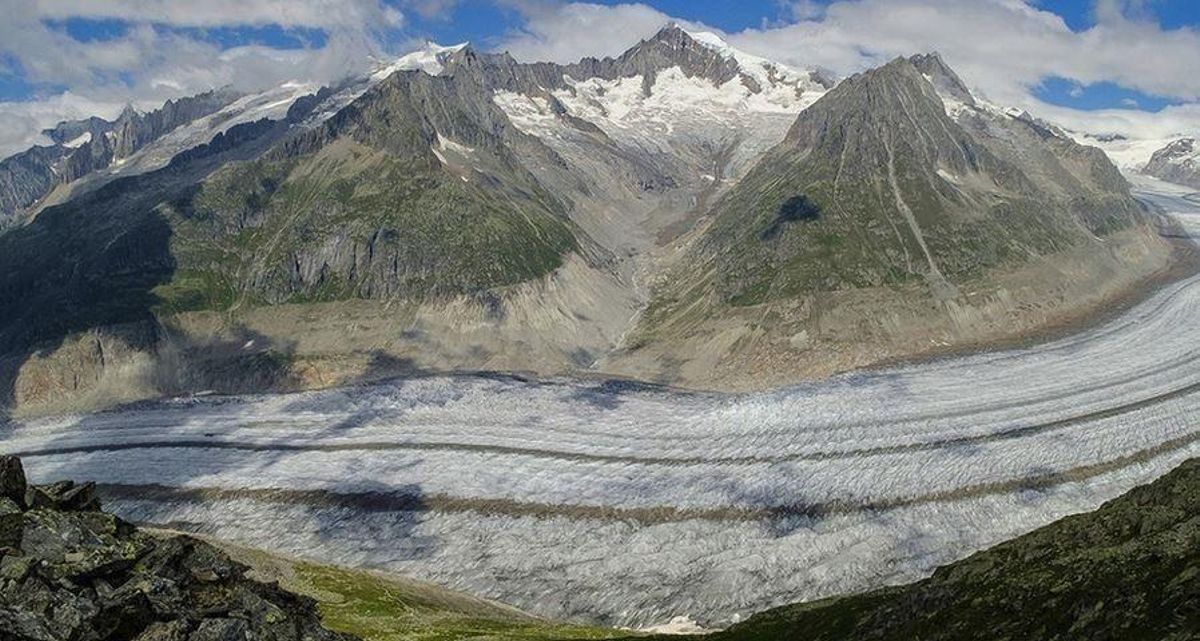 El deshielo de un glaciar aflora los restos de un avión perdido en los Alpes El deshielo de un glaciar aflora los restos de un avión perdido en los Alpes