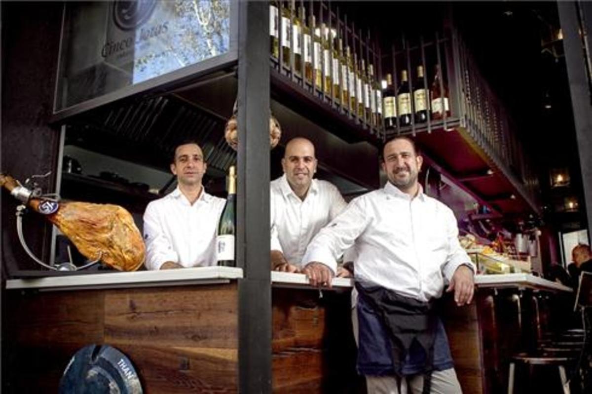 David Moya, Josep Nicolau y Óscar Manresa, cocina de taburete. Foto: Joan Cortadellas