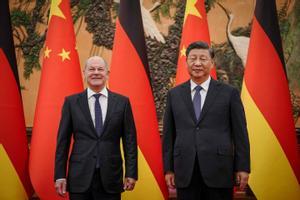 El presidente de China, Xi Xiping, da la bienvenida al canciller alemán Olaf Scholz en Pekín.