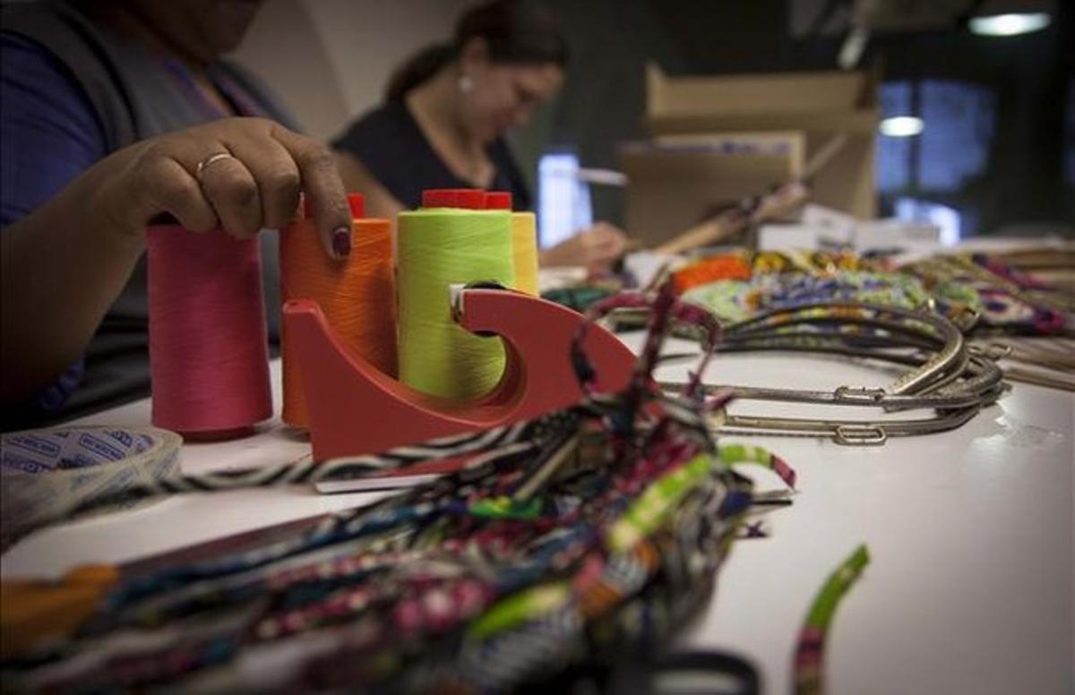 Mujeres trabajando en un taller de artesanía. Mujeres trabajando en un taller de artesanía.