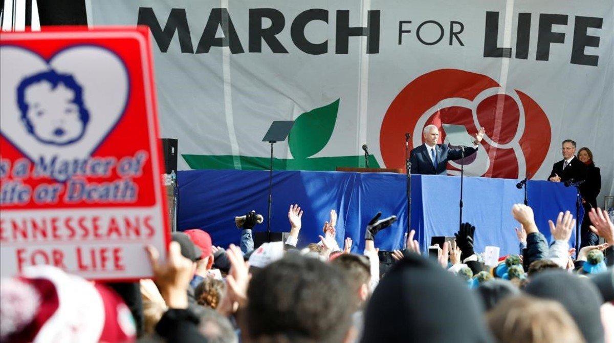 Mike Pence saluda a los manifestantes en la anual Marcha por la Vida en Washington, el 27 de enero.