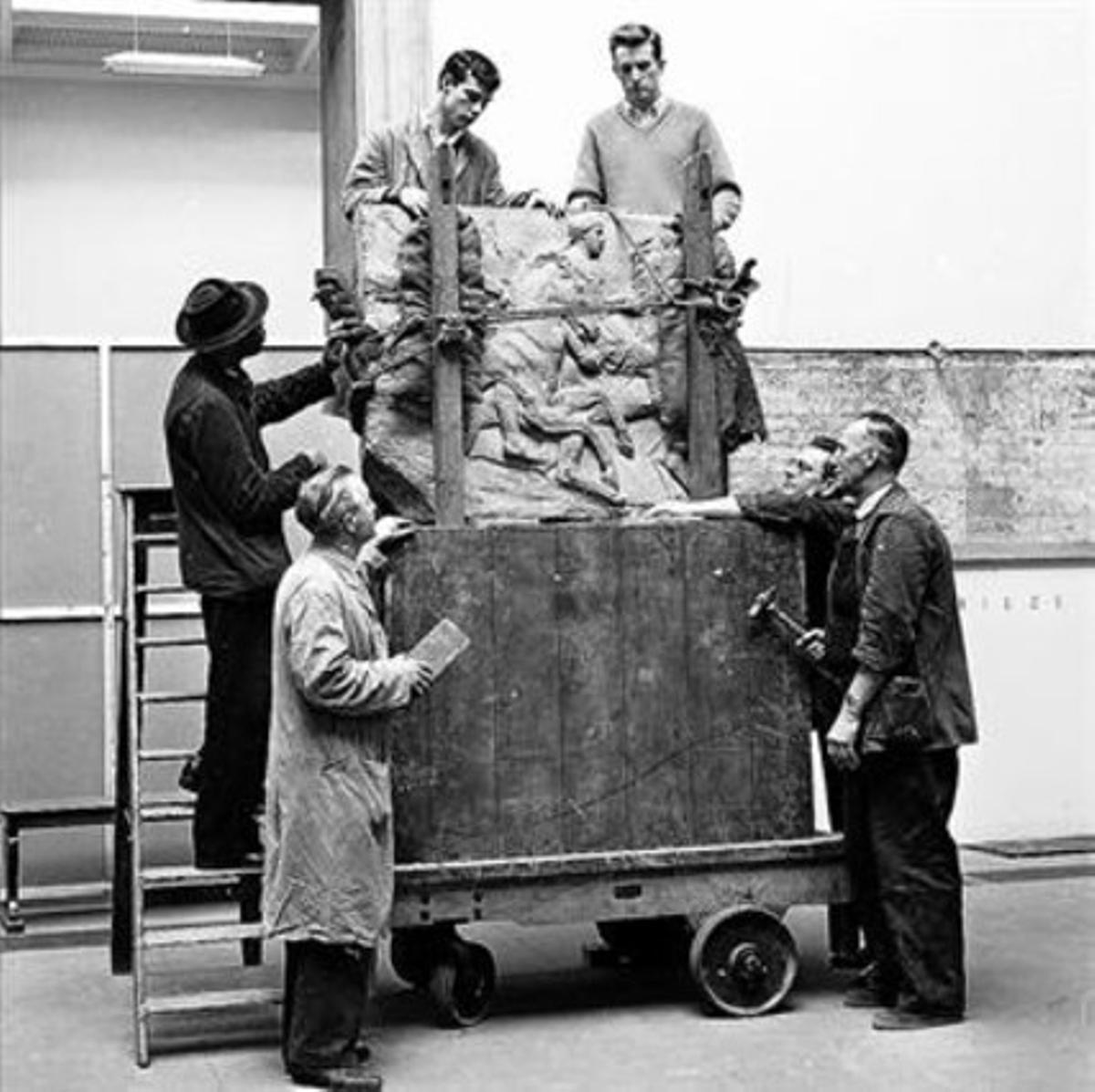 Lord Elgin, en el centro, con los relieves del Partenón recién llegados a Londres.