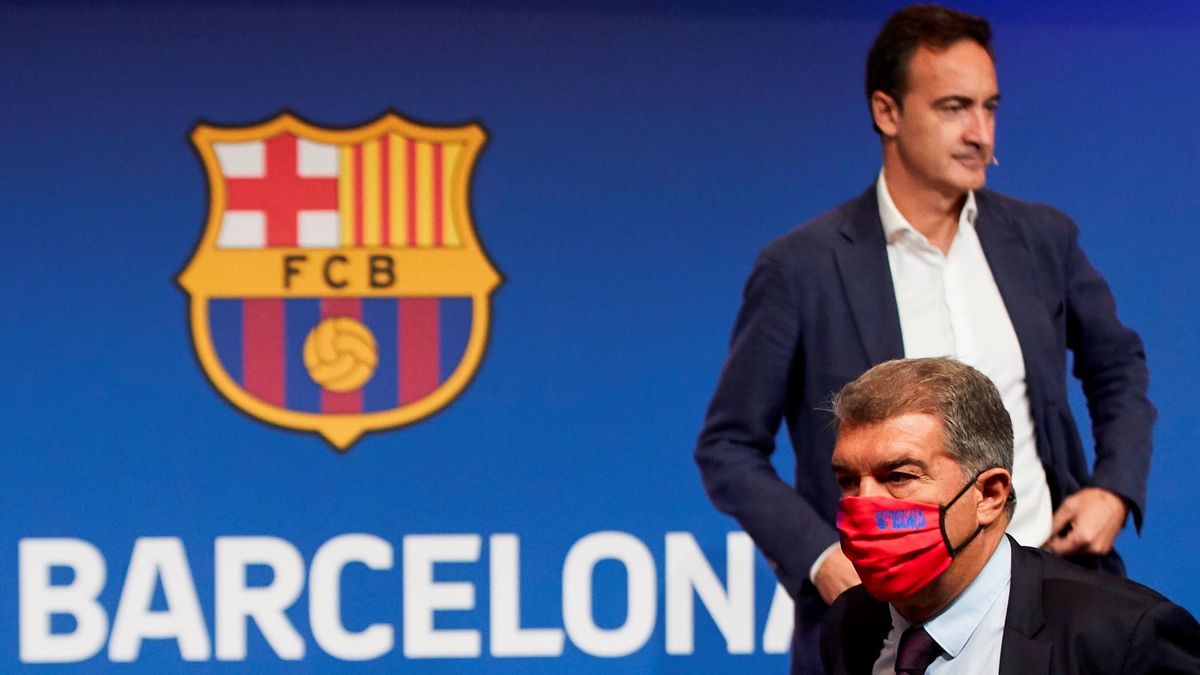 Joan Laporta se dirige a su asiento por delante de Reverter. Joan Laporta se dirige a su asiento por delante de Reverter.