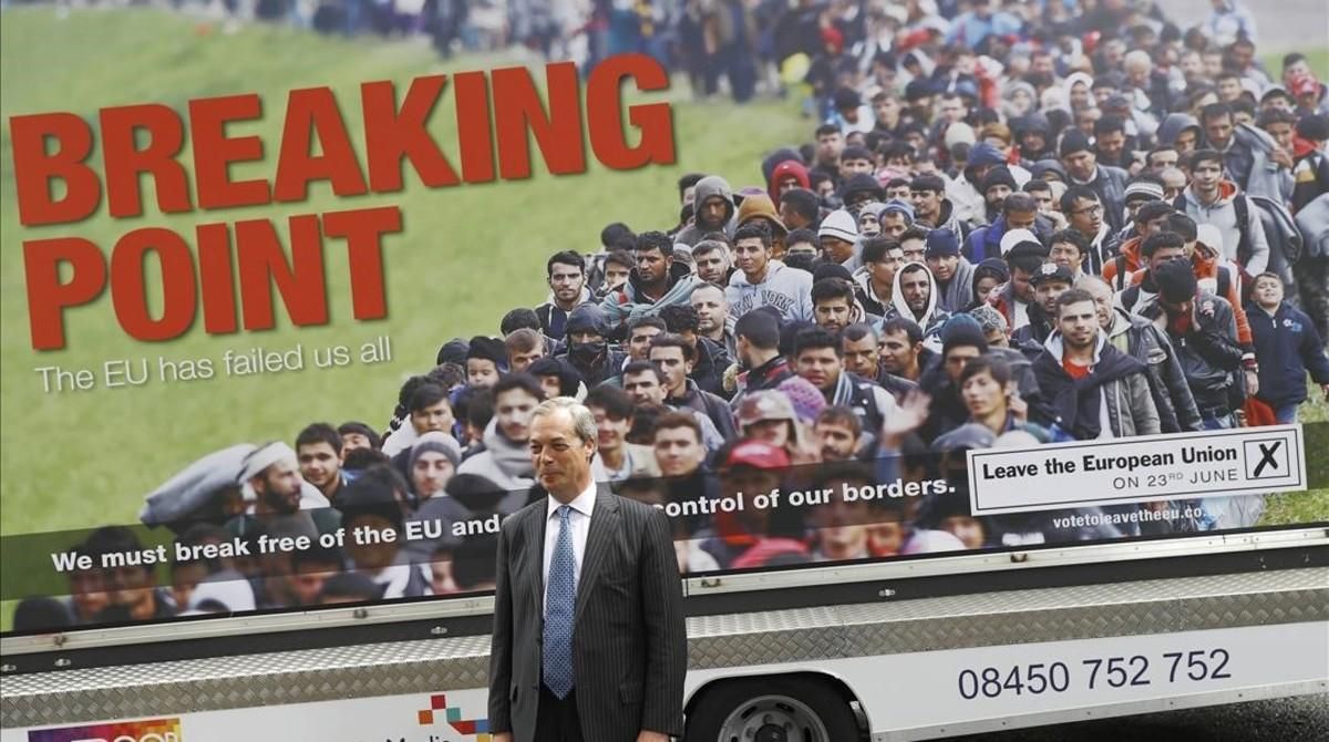 Nigel Farage posa delante del polémico poster que incita al odio racial. Nigel Farage posa delante del polémico poster que incita al odio racial.