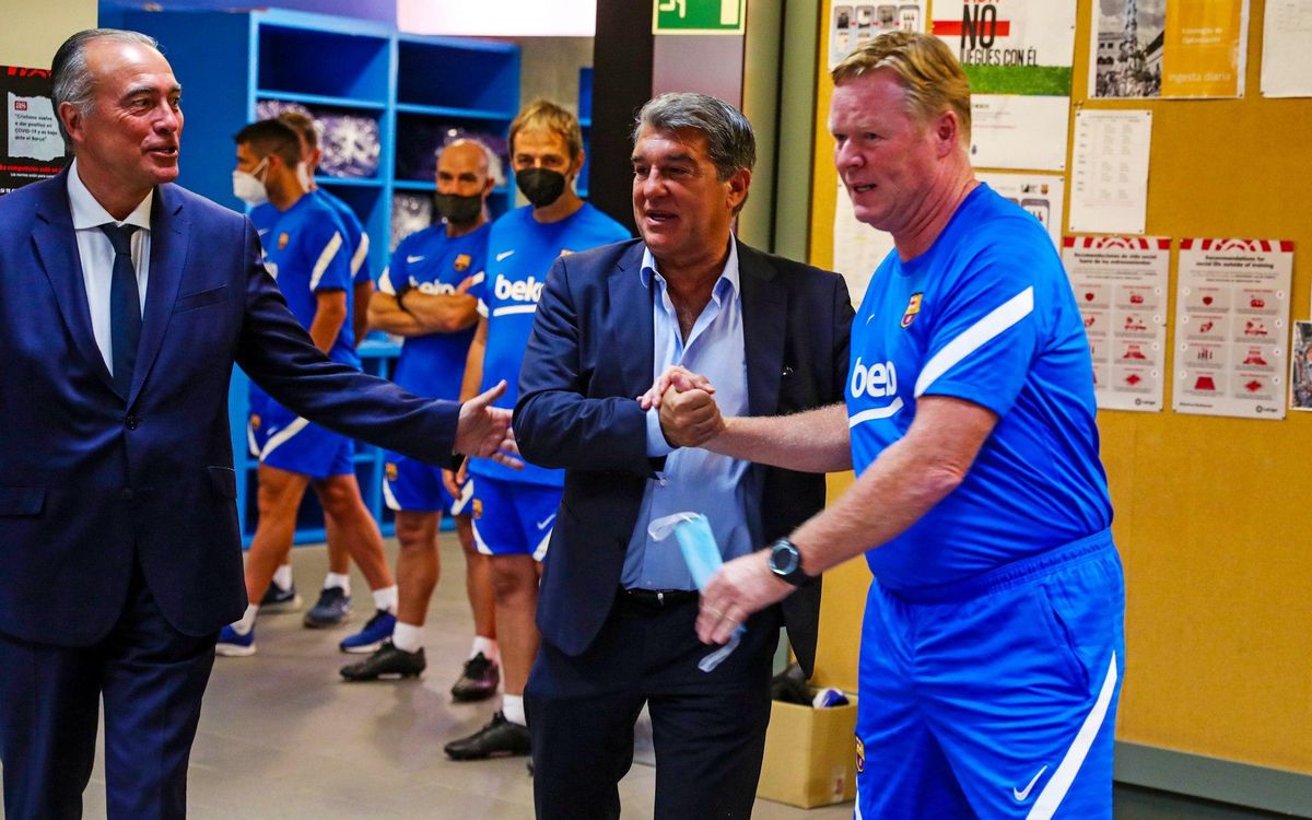 Laporta, acompañado por Rafa Yuste, el vicepresidente deportivo, saluda a Koeman en el vestuario de la ciudad deportiva de Sant Joan Despí. Laporta, acompañado por Rafa Yuste, el vicepresidente deportivo, saluda a Koeman en el vestuario de la ciudad deportiva de Sant Joan Despí.