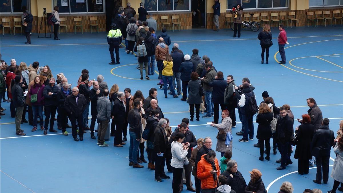 Colas para votar en el colegio de La Salle de Gràcia.