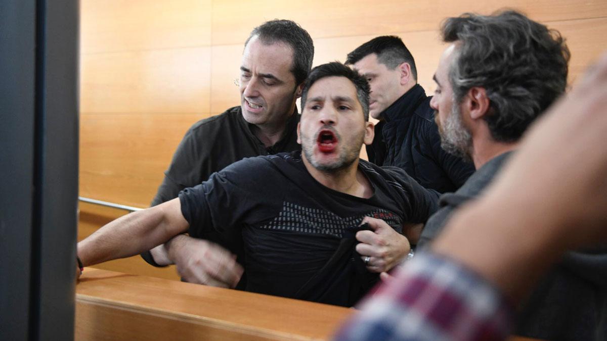Un activista irromp a crits el debat sobre vivenda dels candidats a l'alcaldia de Barcelona