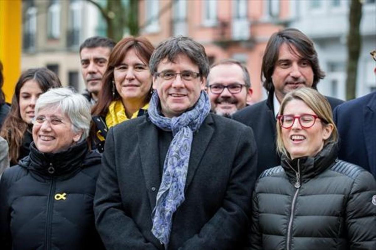 Clara Ponsatí, Carles Puigdemont y Elsa Artadi, el pasado viernes en Bruselas. Clara Ponsatí, Carles Puigdemont y Elsa Artadi, el pasado viernes en Bruselas.