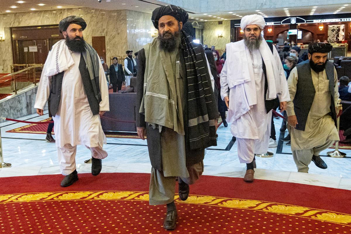 El negociador talibán, Mullah Abdul Ghani Baradar, durante una rueda de prensa ofrecida en Moscú el pasado mes de marzo.
