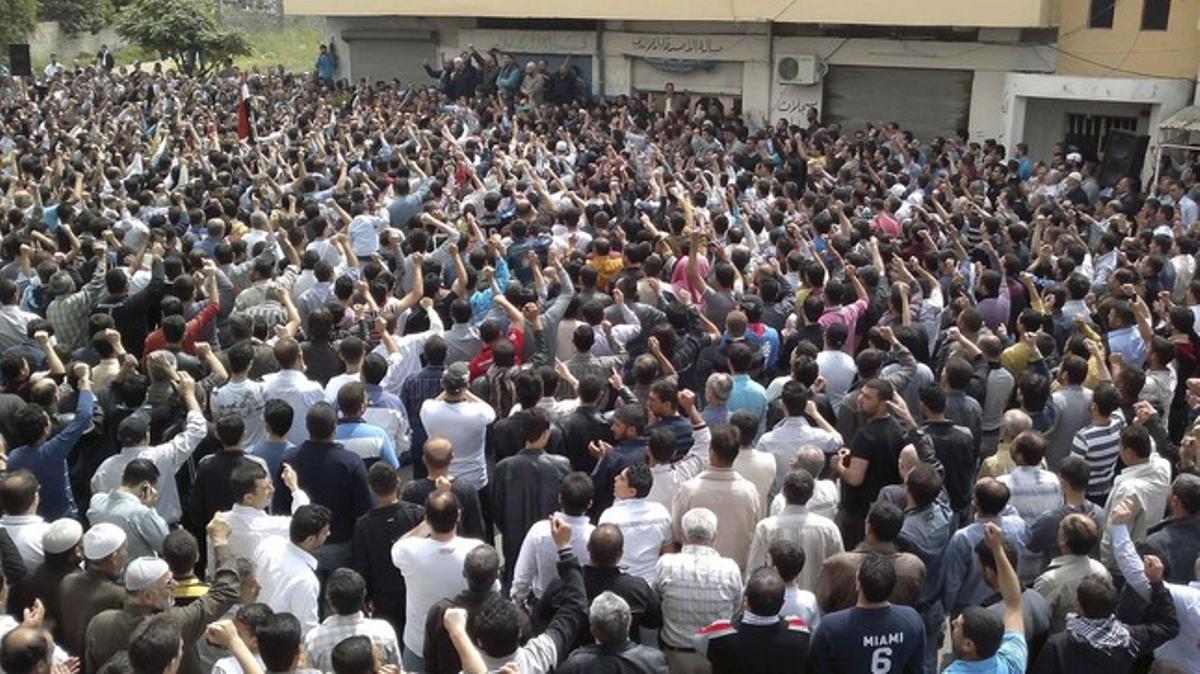 Cientos de manifetantes protestan contra el régimen de Bashar al Asad, el viernes, en la ciudad siria de Banias.