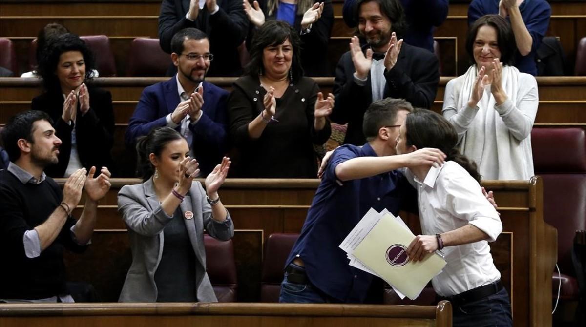 Iglesias y Errejón se abrazan tras el primer discurso del líder en el Congreso.