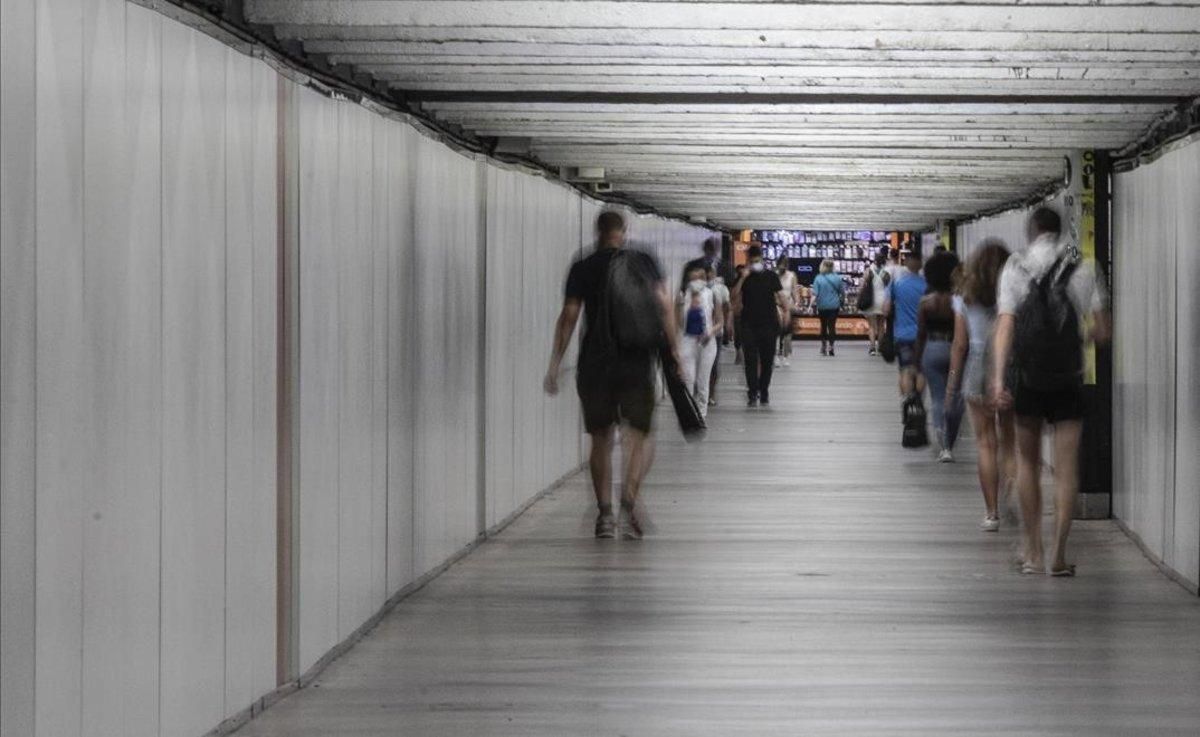 El pasillo del intercambiador del metro en la estación de Passeig de Gràcia. El pasillo del intercambiador del metro en la estación de Passeig de Gràcia.