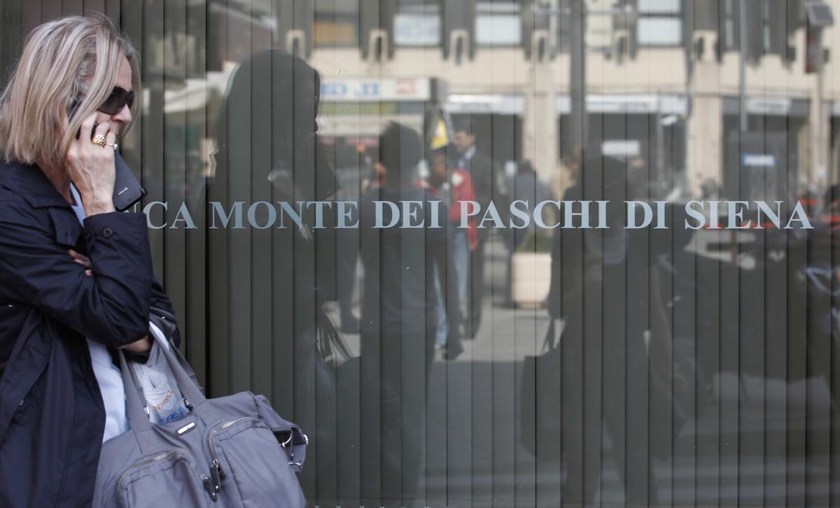 Una mujer pasa ante una oficina del banco Monte Dei Paschi Di Siena en Roma. 